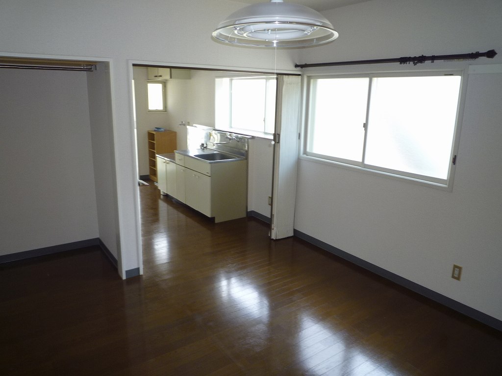 Living and room. Photo corner room (no side windows)