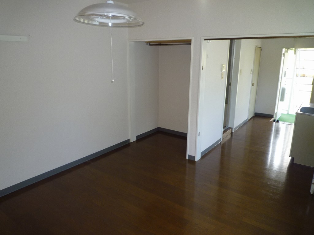 Living and room. Photo corner room (no side windows)