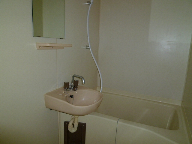 Bath. The same type of room (No. 106 room)