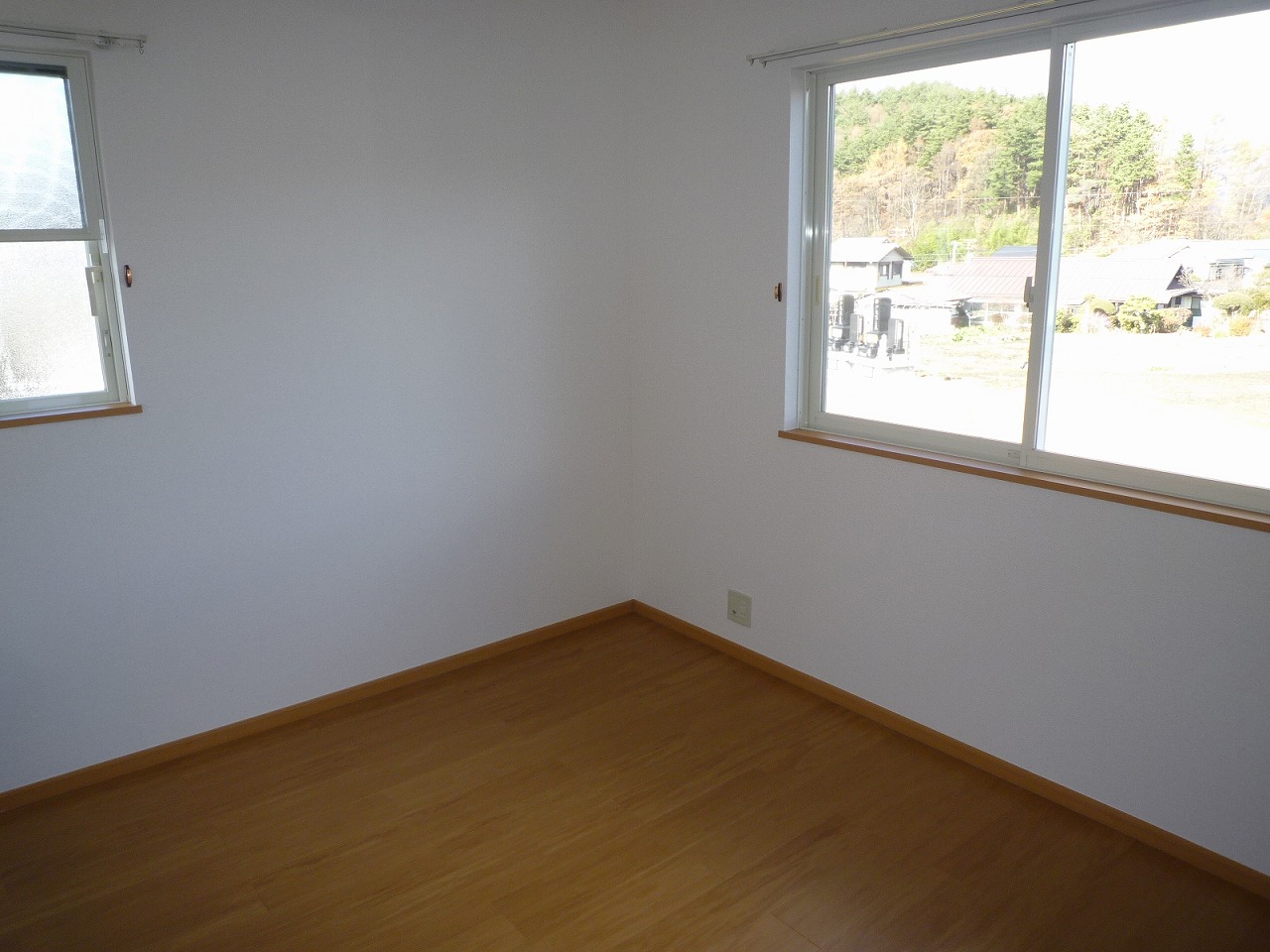 Living and room. The same type of room (Room 101) ※ Side window there is no