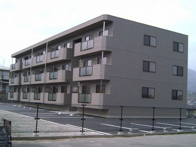 Building appearance. Floor plan of 301 is reversed from left to right