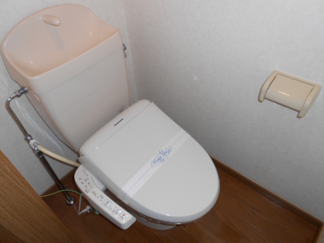 Toilet. Washlet equipped ・ Small storage shelves there