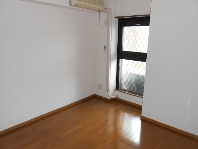 Other room space. North bedroom (Western-style ・ 6.4 tatami mats) ・ Air-conditioned