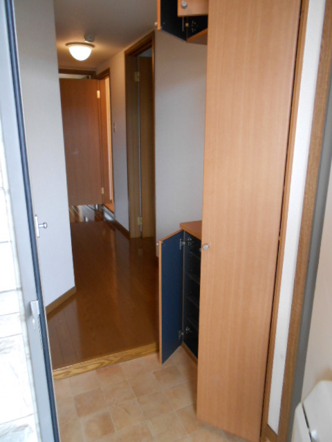 Entrance. Ceiling height shoe box ・ There accessory storage