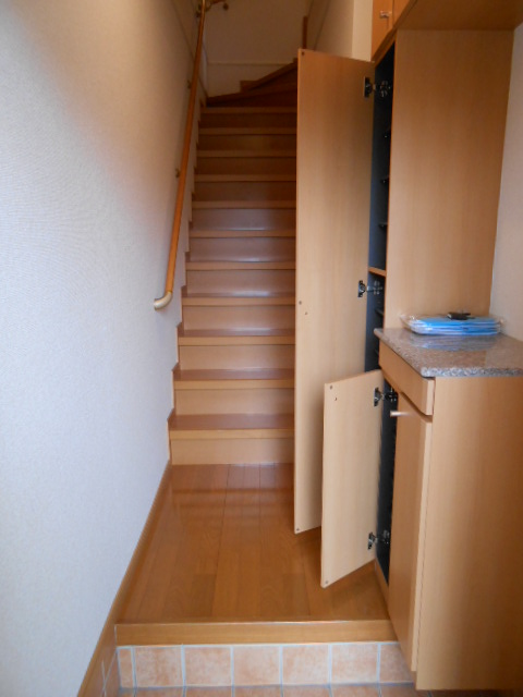 Entrance. Ceiling height shoe box equipped