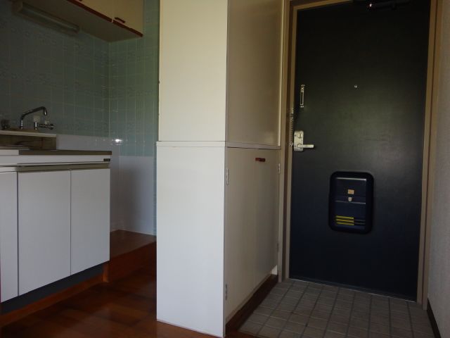 Kitchen. There is housed in the kitchen and the entrance of the border