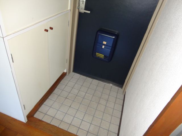 Entrance. Cupboard There is also a neat can be stored shoes.