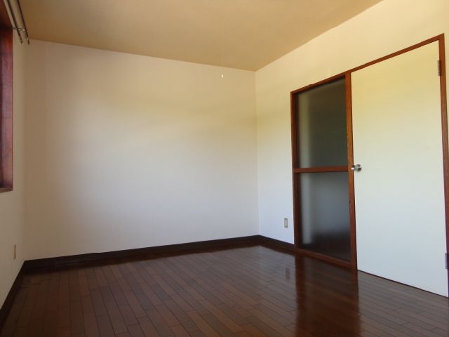 Living and room. Spacious 8.1 Pledge of room.
