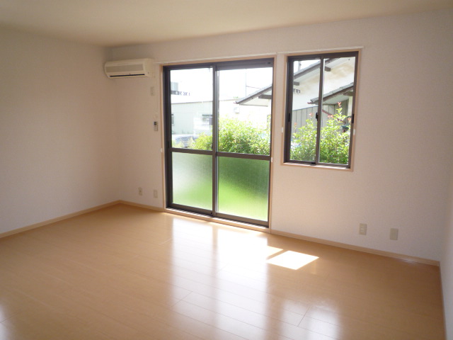 Living and room. Spacious living, The garden is also a detached mood there