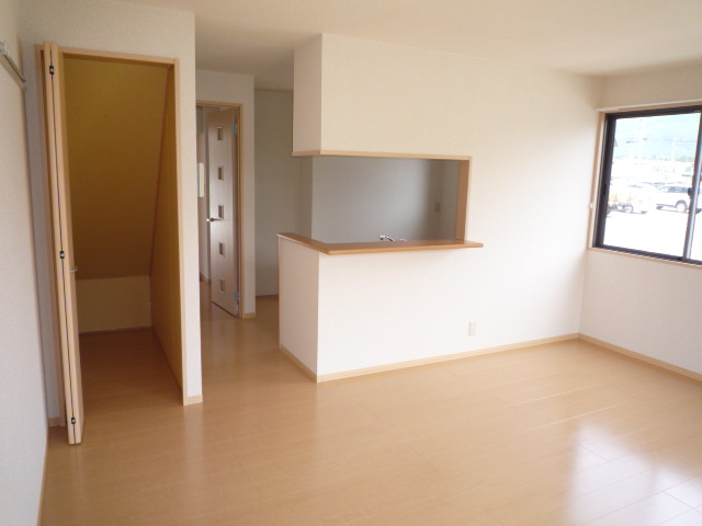 Living and room. LDK with a counter. Also impetus conversation while cooking