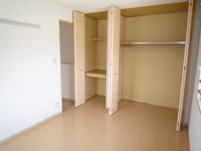 Receipt. Hanger pipe is also marked with closet type of storage