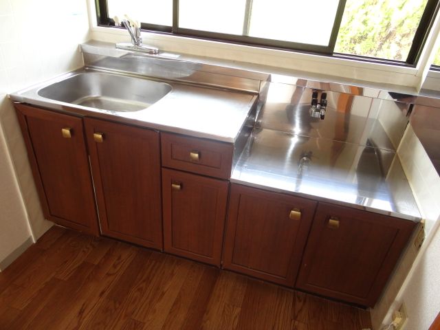 Kitchen. Ventilation easy kitchen. Stove can be installed a two-necked specification.