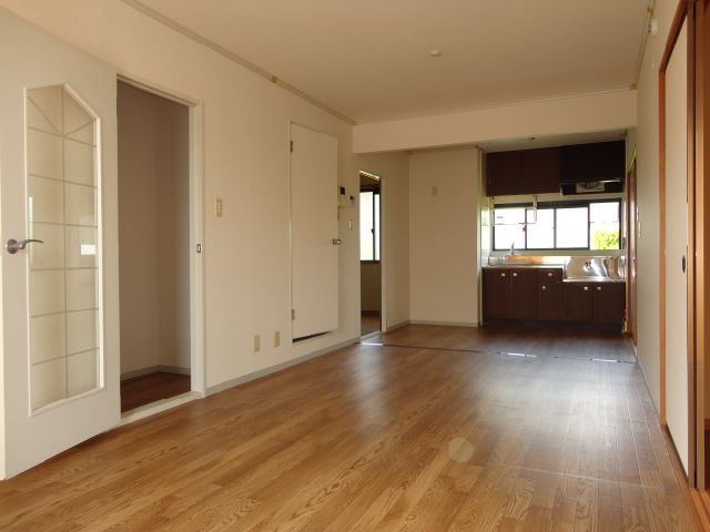 Living and room. Airy living room there is a window to the north and south.