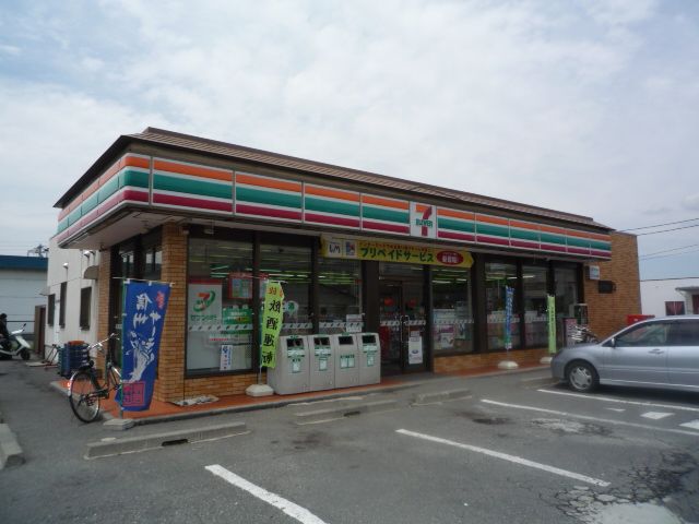 Convenience store. 250m to Seven-Eleven (convenience store)