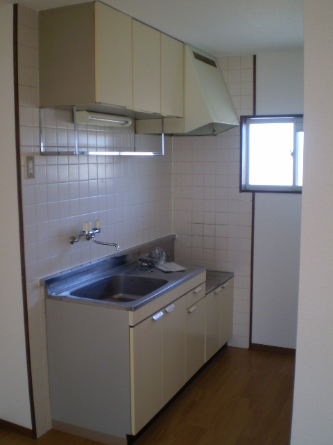 Kitchen. Gas stove (2 burners) corresponding ・ There ventilation lighting window to the side (north side)