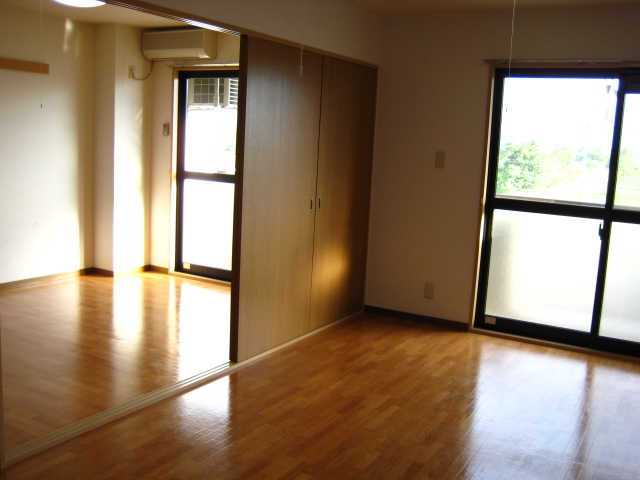 Living and room. South living ・ Western-style (air-conditioned)