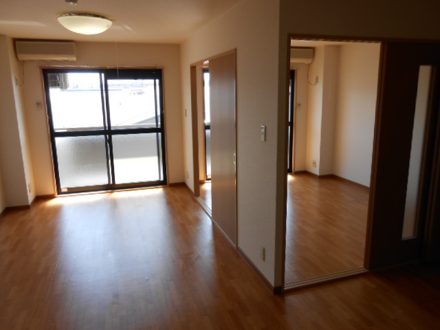 Living and room. South living ・ Room (Western-style ・ Two air-conditioned)