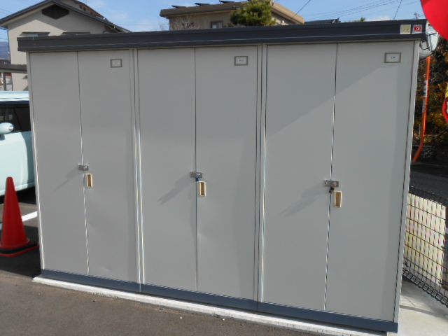 Other Equipment. Door to door separate external storeroom equipped
