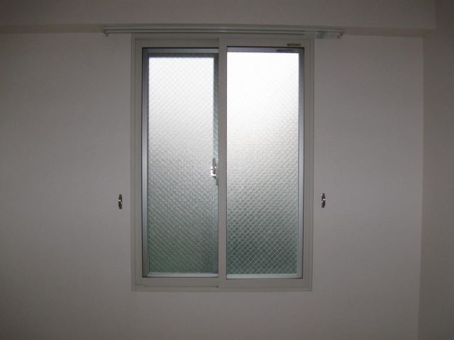 Living and room. Dihedral lighting (corner room