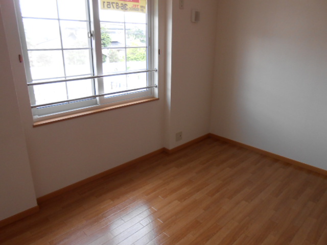 Other room space. North bedroom (Western-style room 6.4 tatami mats)