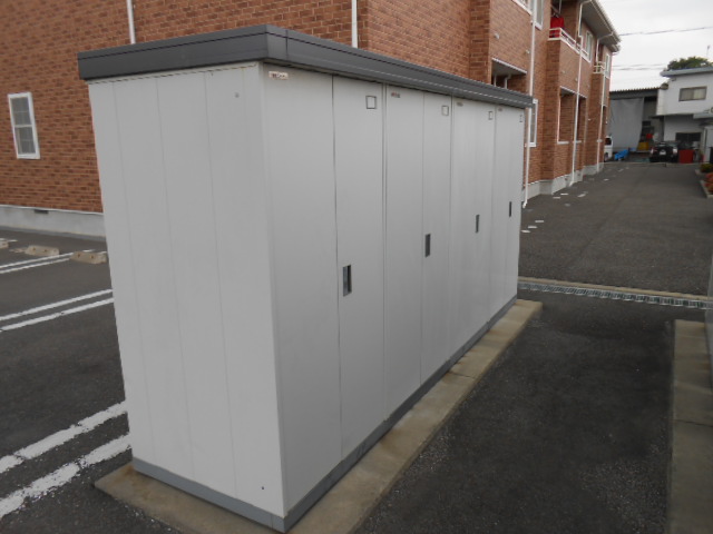 Other Equipment. Door to door separate external storeroom equipped