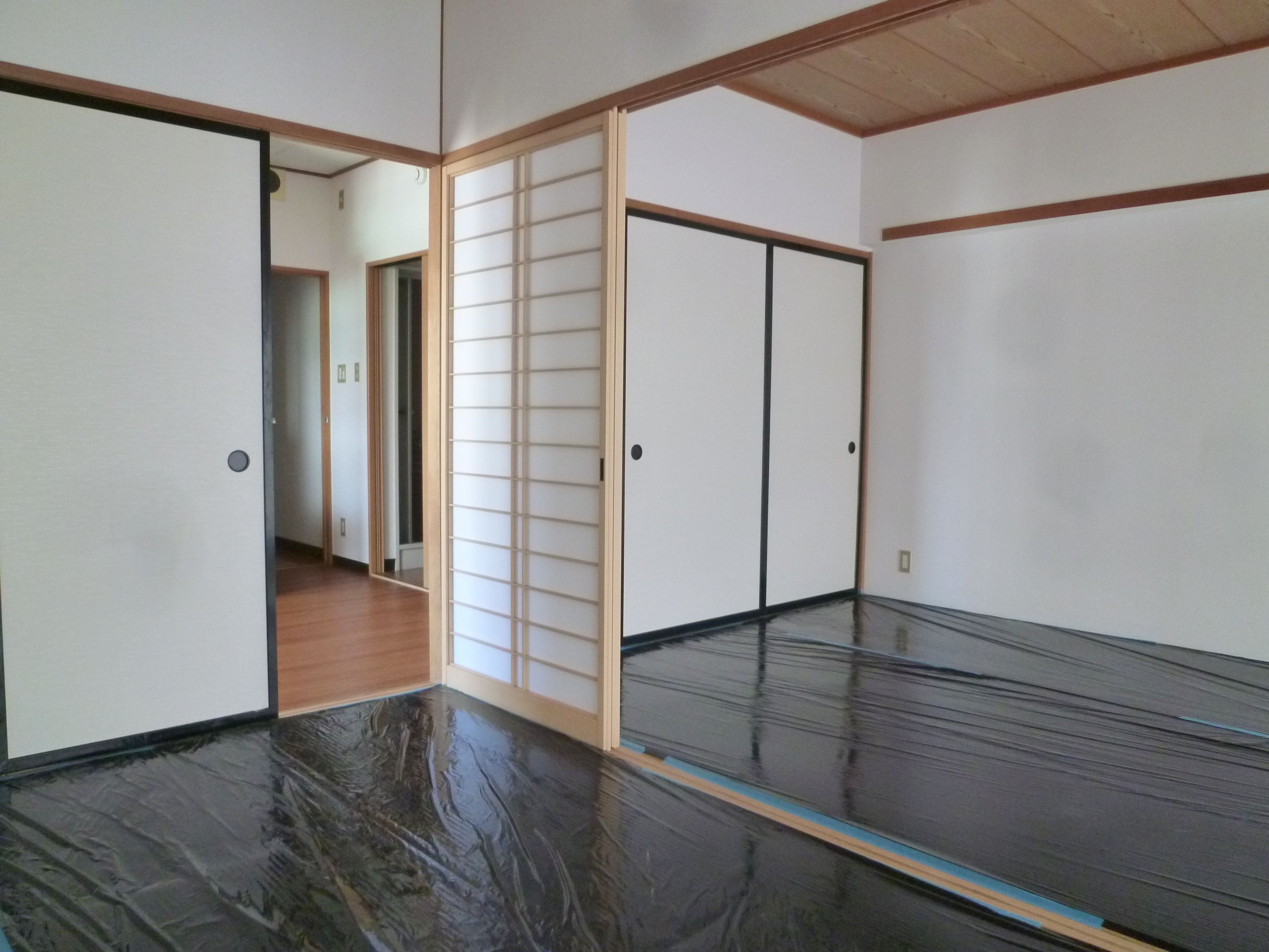 Living and room. ※ It covered with tatami sunburn prevention sheet