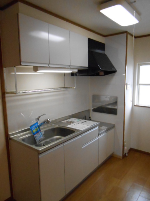 Kitchen. Gas stove (2 burners) corresponding ・ There ventilation lighting window to the side (north side)