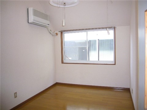 Balcony. Air-conditioned.