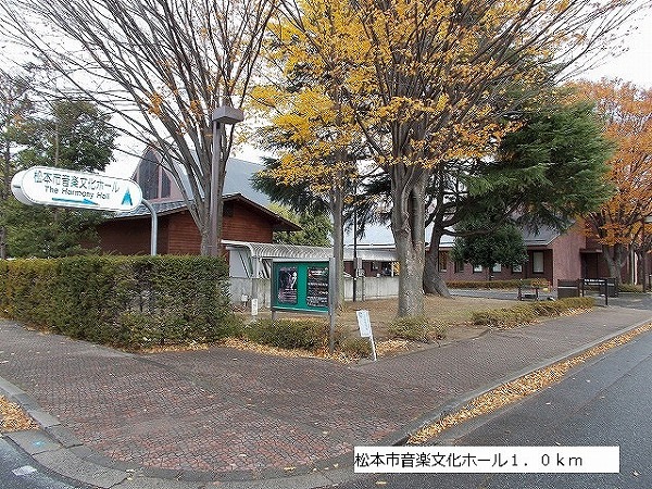 park. 1000m until the Matsumoto City Music Culture Hall (Park)