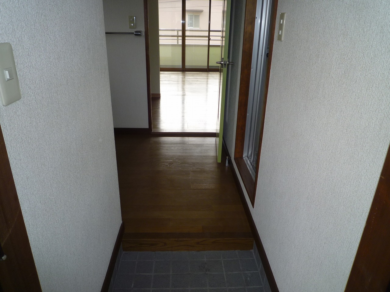 Entrance. Corner room of the inverted type