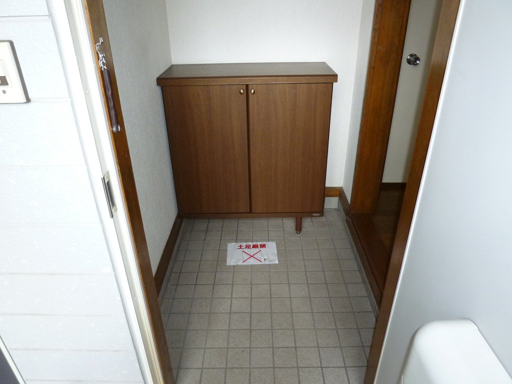 Entrance. ※ 102, Room