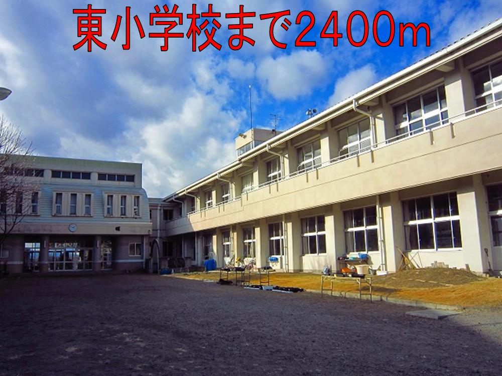 Primary school. 2400m to the east, elementary school (elementary school)