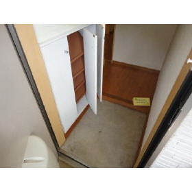 Entrance. Entrance and a shoe box