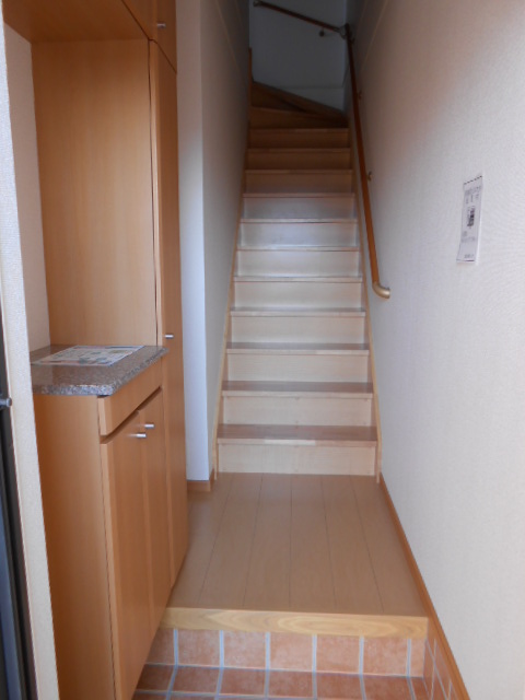 Entrance. Ceiling height shoe box equipped ・ There accessory storage