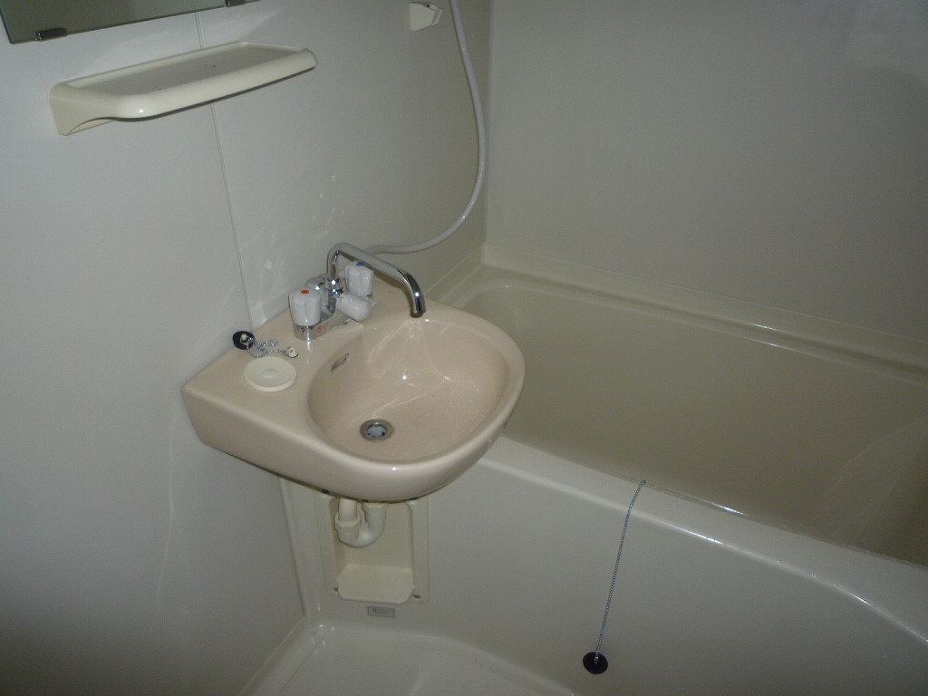 Bath. The same type of room (302 Room No.)