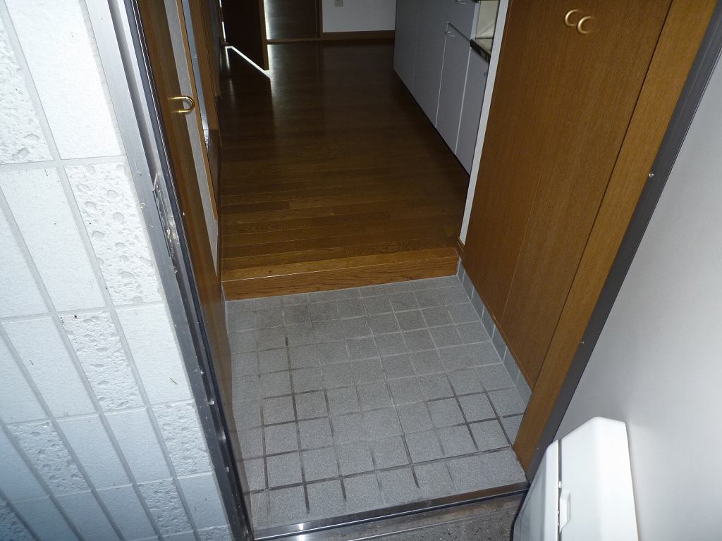 Entrance. The same type of room (302 Room No.)