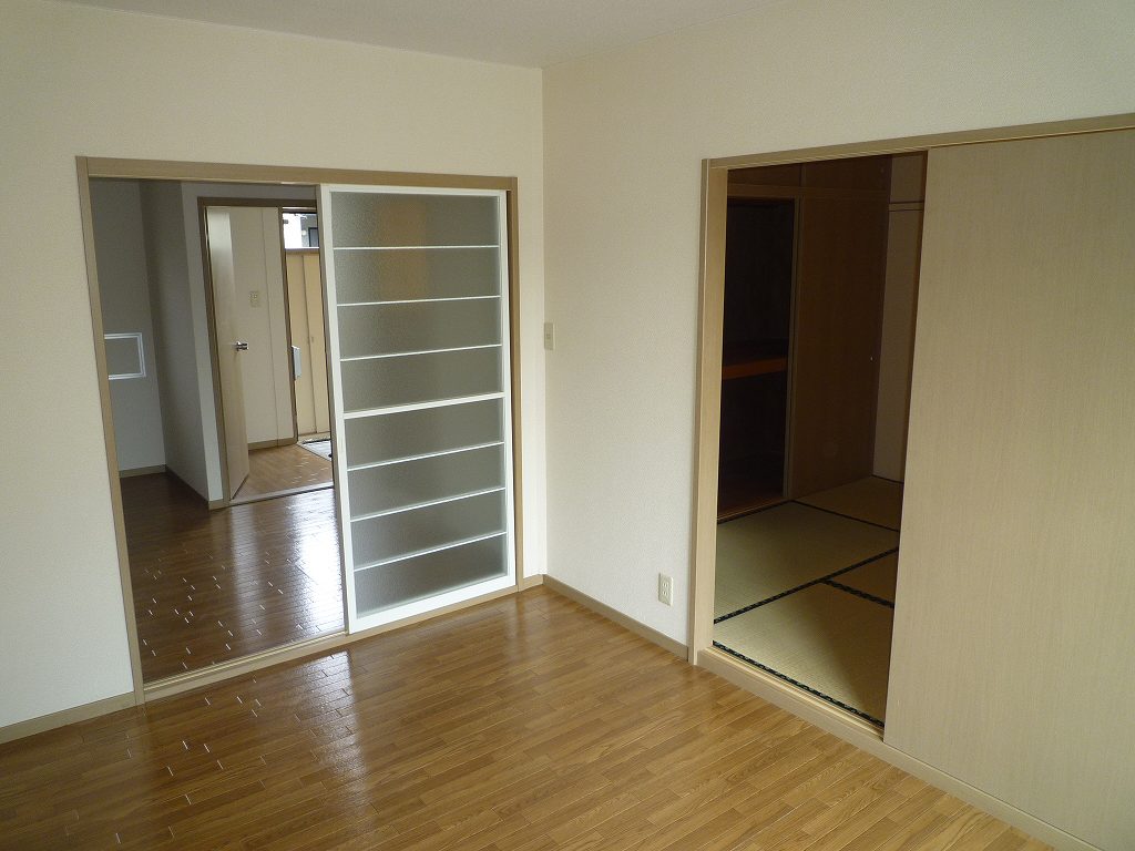 Living and room. The same type of room (No. 105 room)