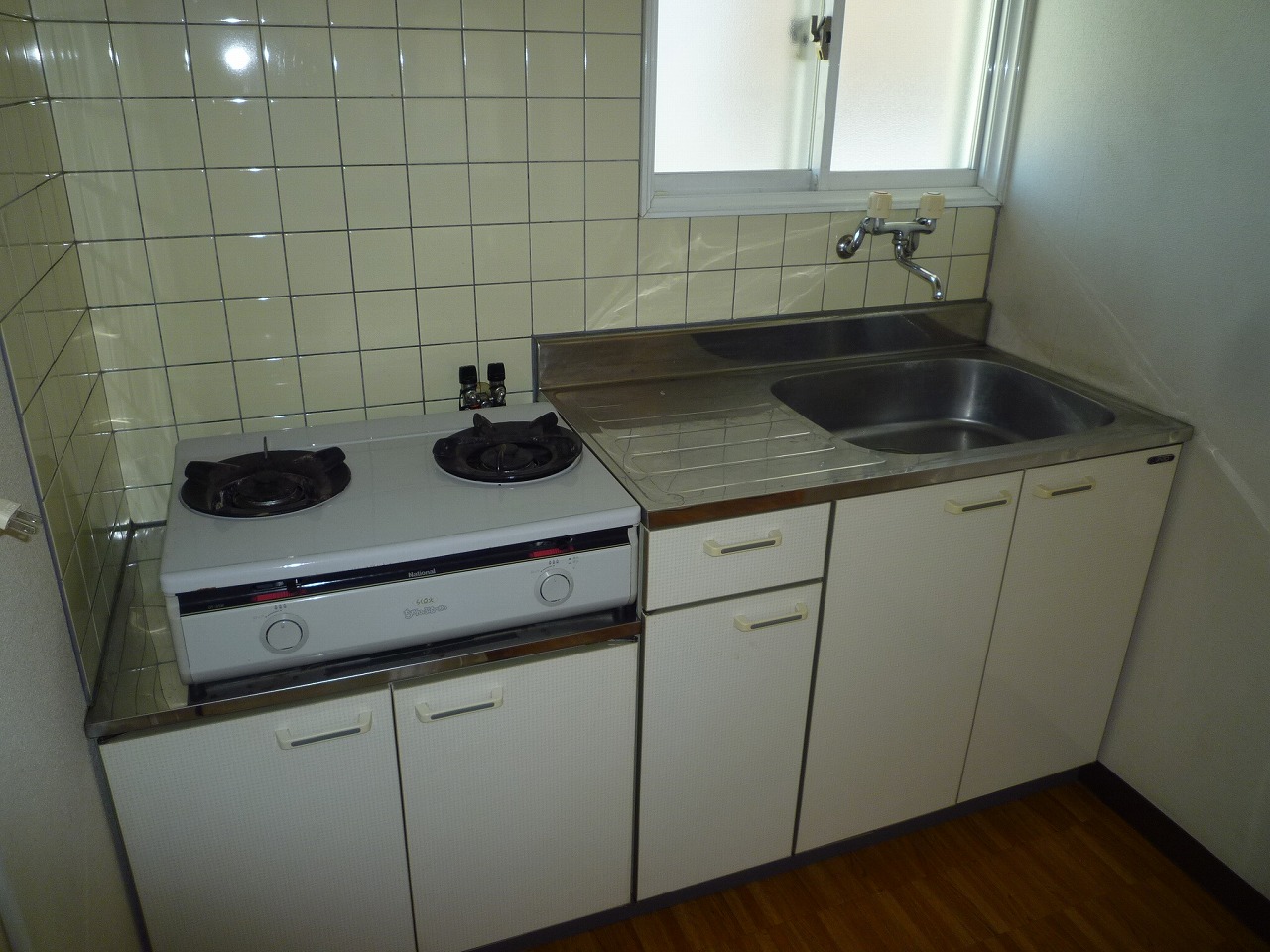 Kitchen. Gas stove is left behind products