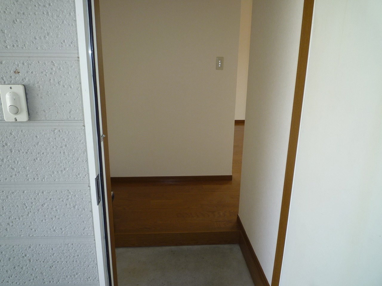 Entrance. ※ Room 201