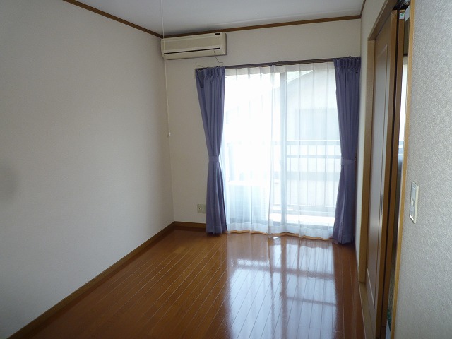 Living and room. Western-style 6 Pledge