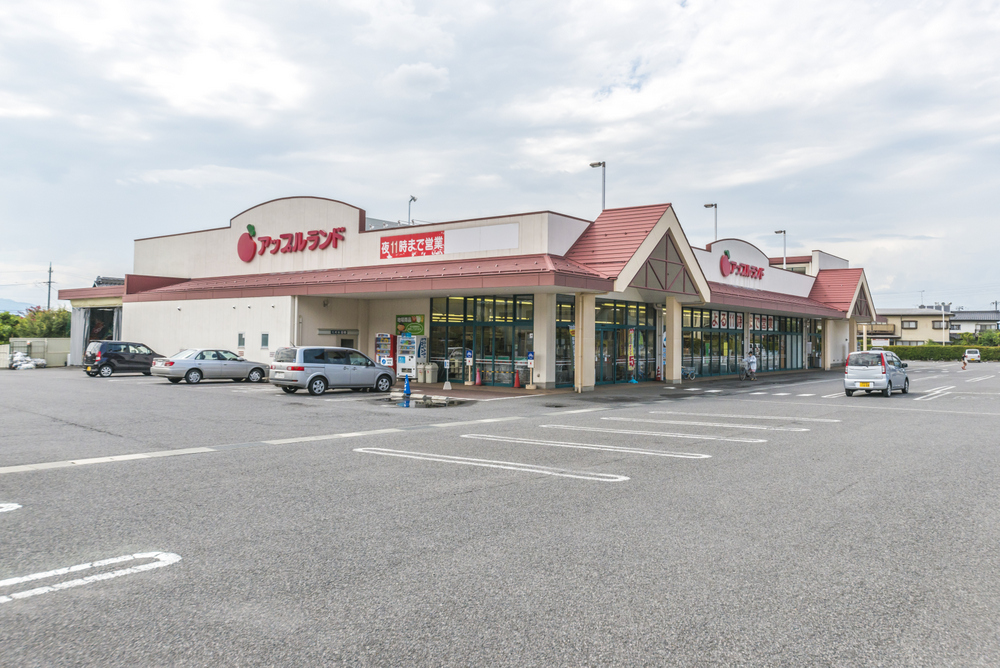 Supermarket. 407m to Apple Land Suzaka Date Takiten (super)
