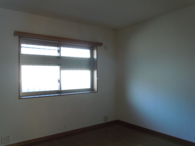 Other room space. North bedroom