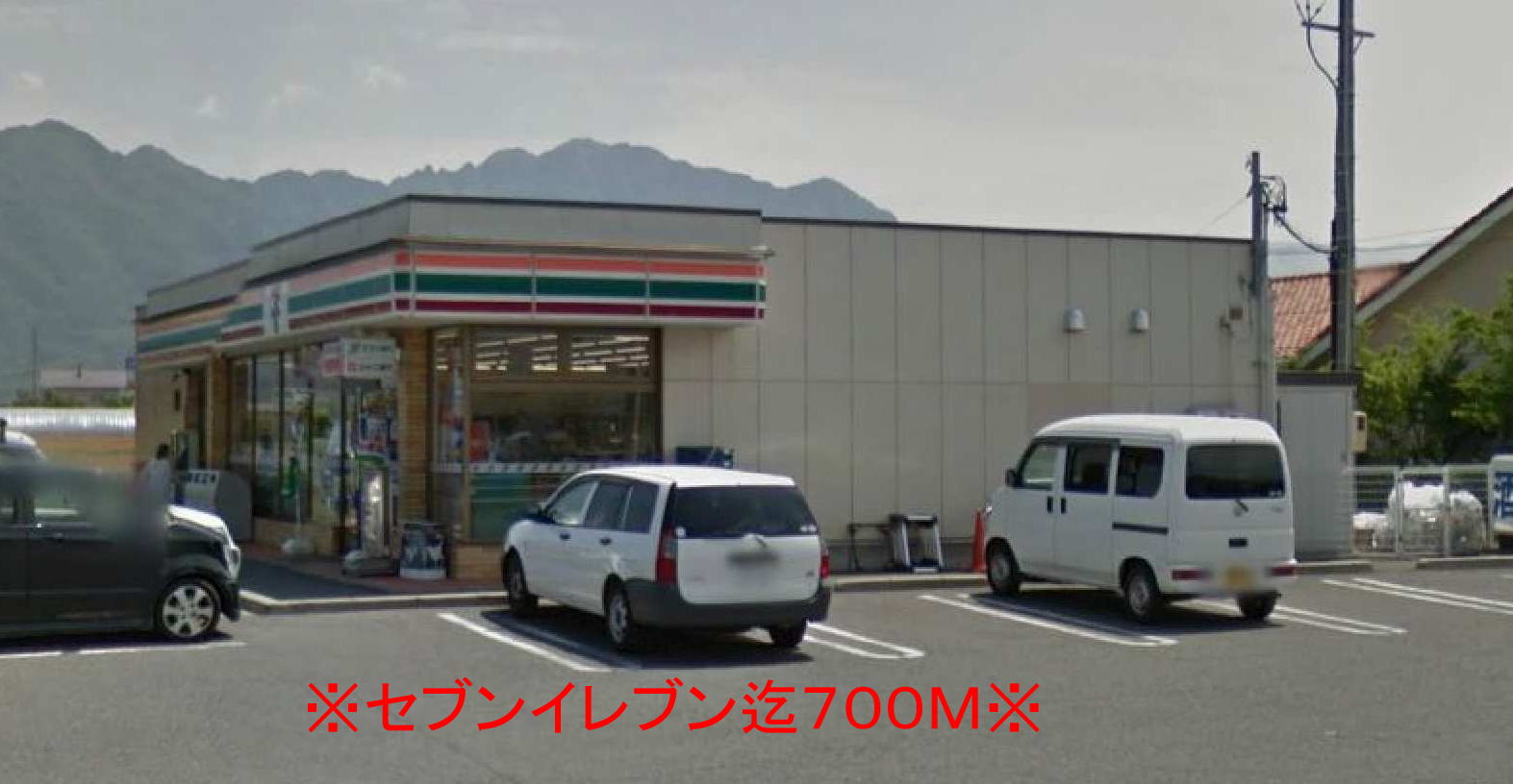 Convenience store. 700m to Seven-Eleven (convenience store)