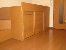 Living and room. With storage bet. 1F flooring 2F carpet