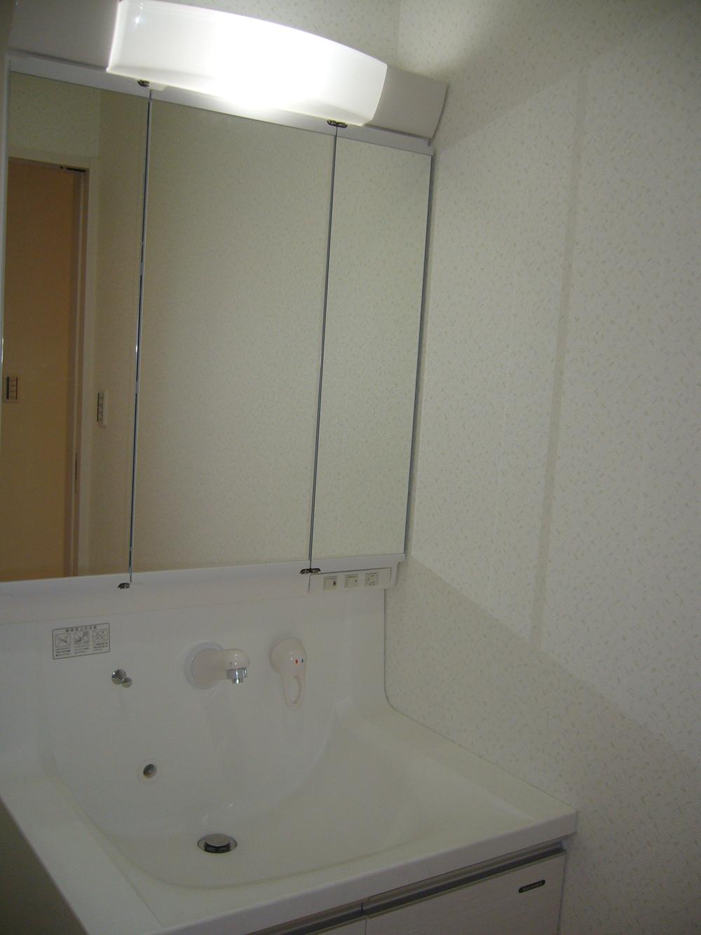 Wash basin, toilet. Vanity mirrors, It has become a three-sided mirror ☆