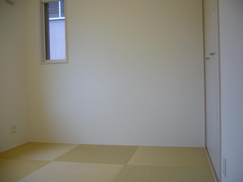 Non-living room. Since the Ryukyu-style tatami modern atmosphere to suit Western-style, Even though Japanese-style closet!? A combination of compromise between East and West that, Nicely come a nice space and wonder ... ☆ Since there is no minute feeling of oppression nor Tatamien, It looks wider than the actual 4.5 tatami ☆