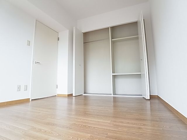 Other room space. It is also equipped pat closet to Western-style