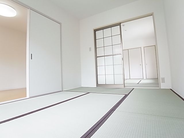 Other room space. Japanese-style tatami was also replaced with a new § ~