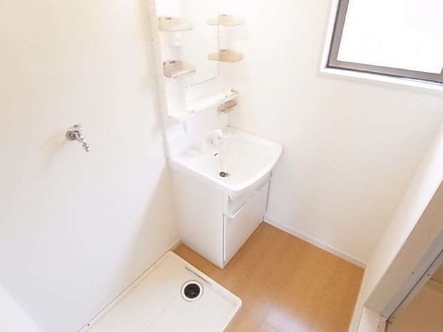 Washroom. Shampoo dresser was also replaced with a new one ☆ The window also comfortable