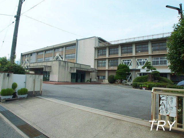 Junior high school. Imperial Municipal Imperial Palace middle school (junior high school) up to 614m